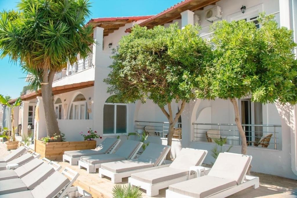 Whitewashed exterior of Newquay Beach Club